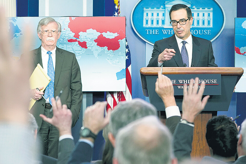 El asesor de seguridad nacional, John Bolton, y el secretario del Tesoro de EE.UU., Steven Mnuchin. (Fuente: AFP)