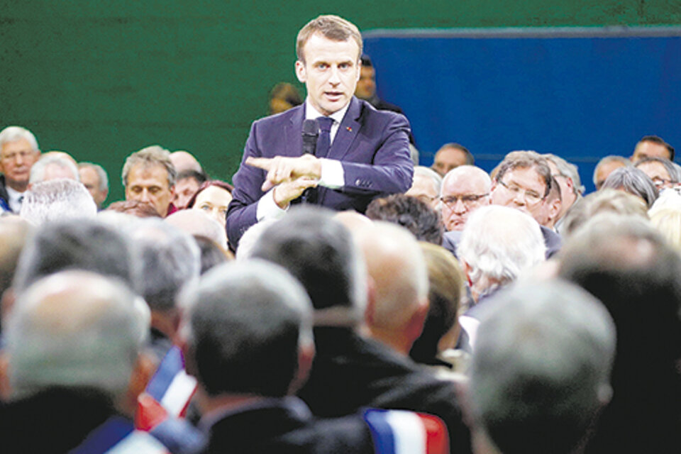 Macron se reunió ayer con los alcaldes de Normandía en Grand Bourgtheroulde. (Fuente: EFE)