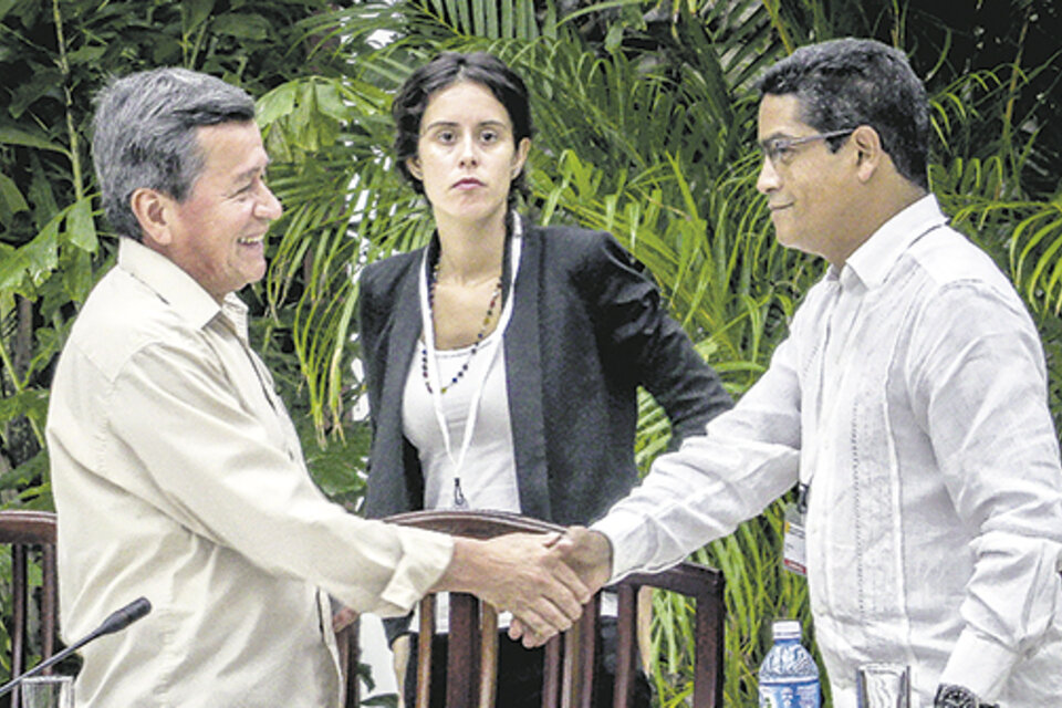 El líder del ELN Pablo Beltrán (izq.) saluda al negociador cubano Iván Mora en La Habana. (Fuente: AFP)