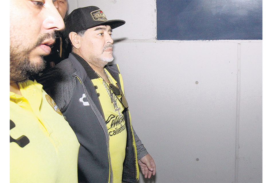 Diego Maradona se retiró pasadas las 19 horas de la clínica en la zona de Olivos. (Fuente: AFP)