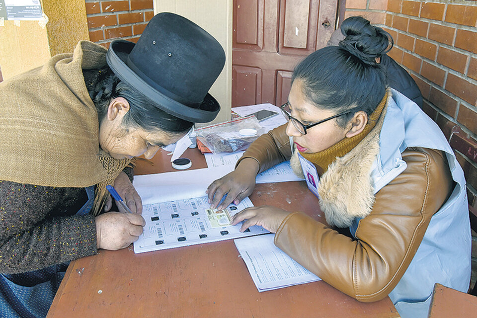 Una votante de El Alto participó de las inéditas elecciones primarias en Bolivia. (Fuente: AFP)