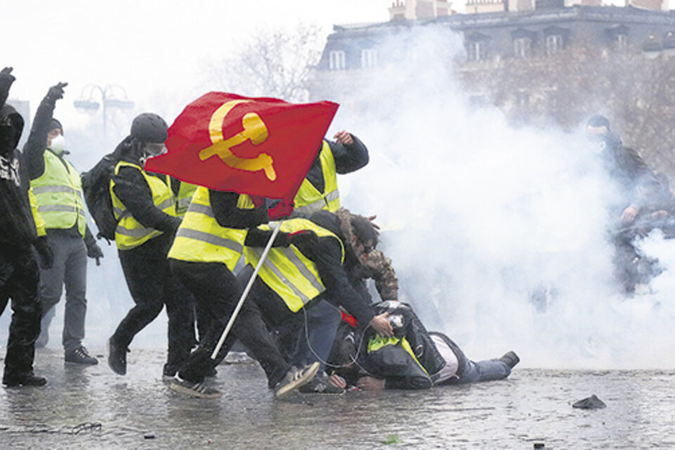 La batalla de París, con mucho frío, enfrentando el gas y los camiones hidrantes. (Fuente: AFP)
