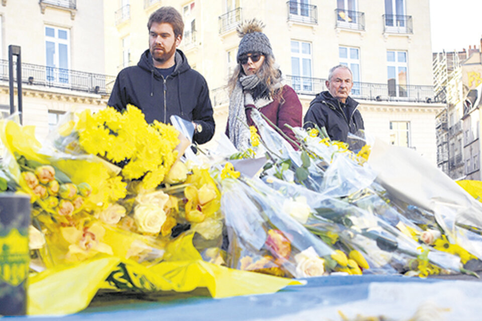 Ofrendas florales para Emiliano en Nantes. (Fuente: AFP)