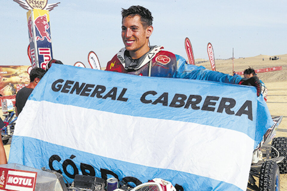 Cavigliaso sostiene la bandera de Argentina en la capital peruana. (Fuente: EFE)