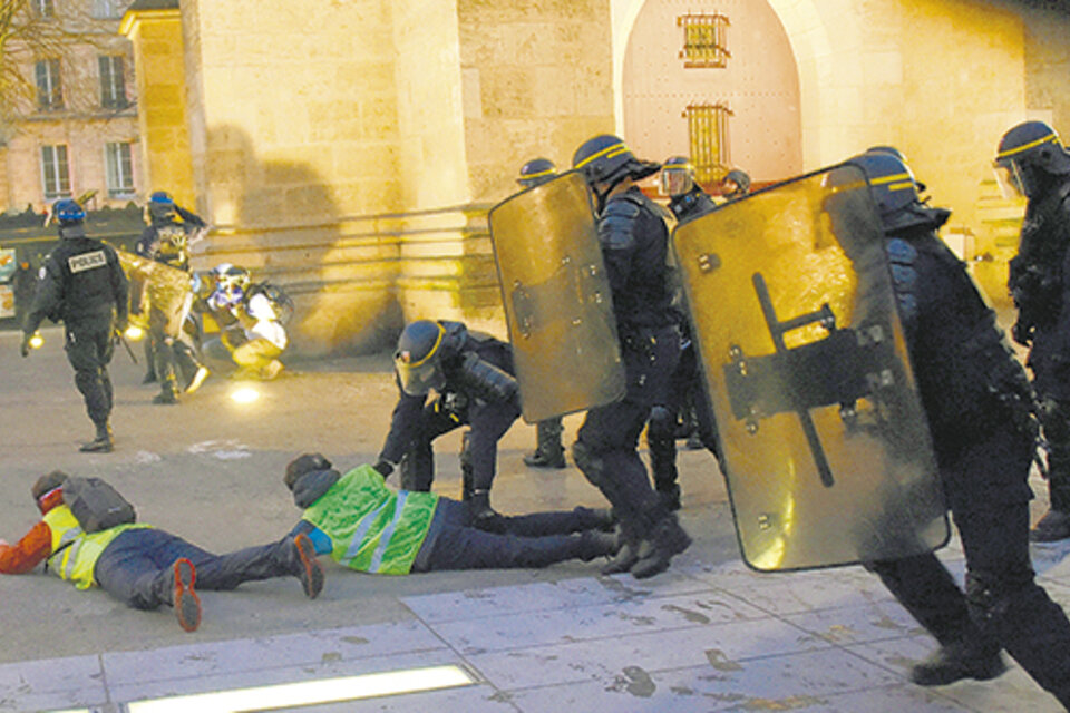 Policías antimotines detienen a manifestantes con chalecos amarillos en Bordeaux. (Fuente: AFP)