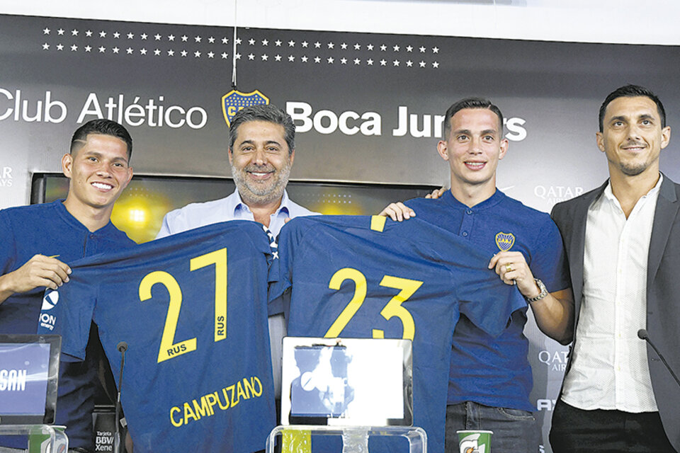 Campuzano y Marcone junto al presidente Angelici y al manager Burdisso. (Fuente: Télam)
