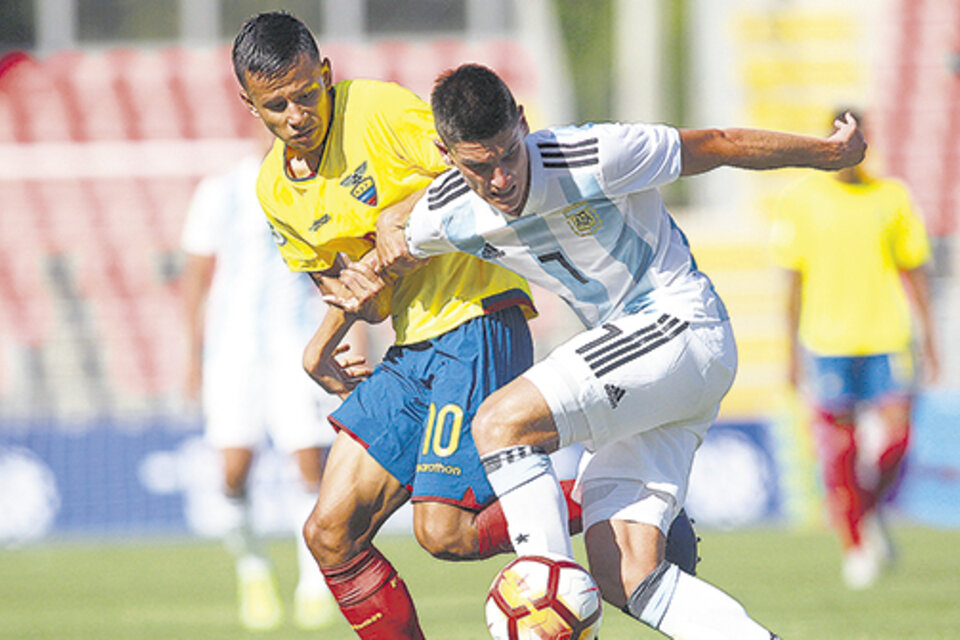 Francesco Lo Celso se lleva la pelota ante el ecuatoriano Rezabala.