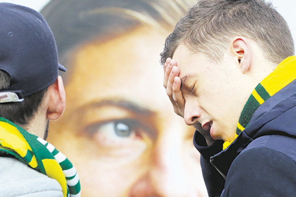 Dolor de los fanáticos frente a la imagen de Emiliano Sala.