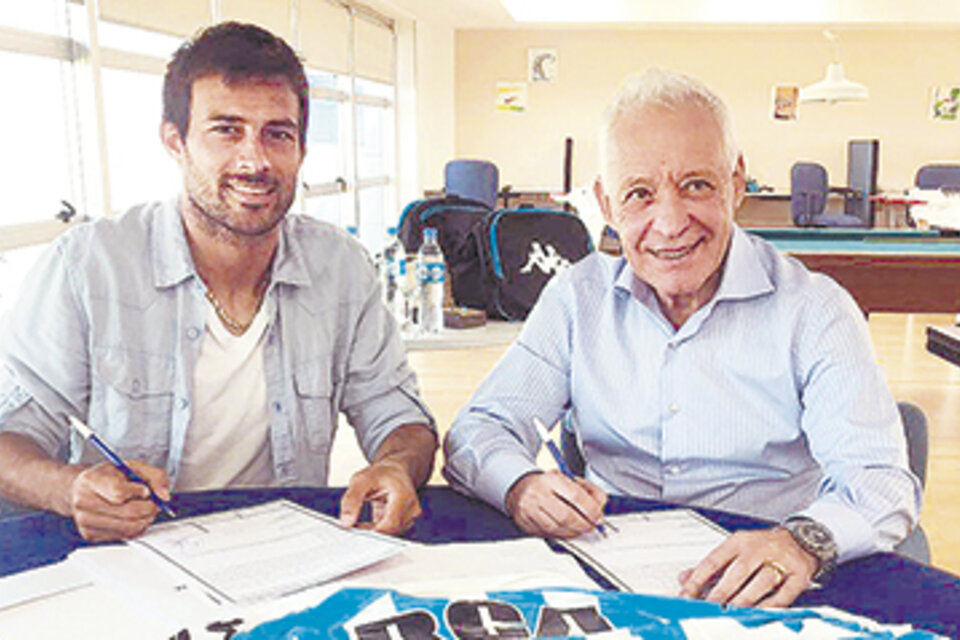 Cvitanich junto a Víctor Blanco en la firma de su contrato.