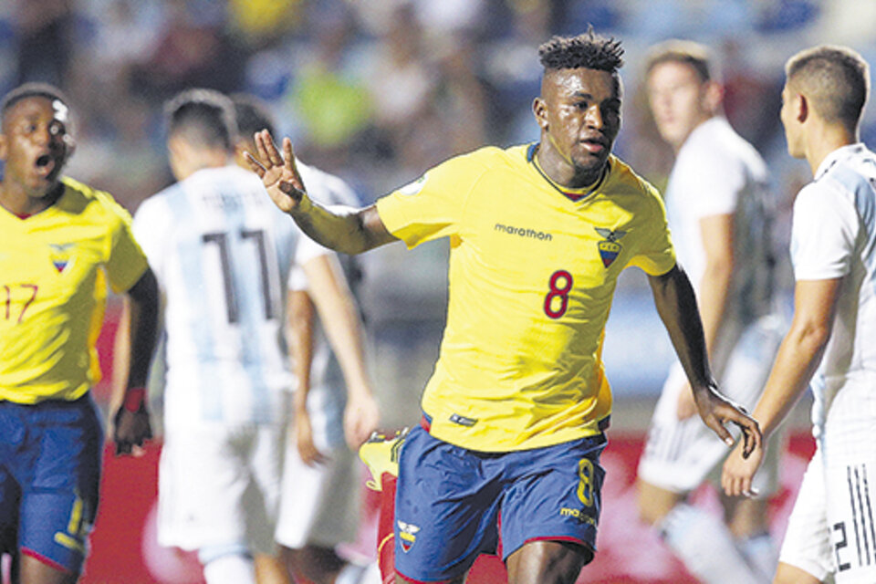 Festejo de Cifuentes para el segundo de Colombia. Los argentinos terminaron el partido con diez. (Fuente: AFP)