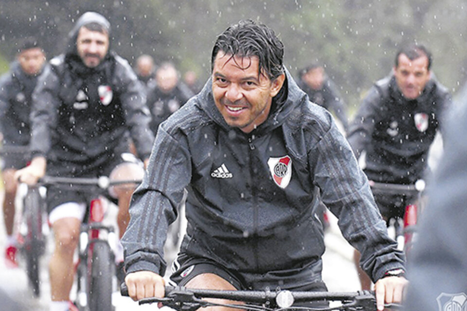 Marcelo Gallardo encabeza la bicicleteada bajo la lluvia.