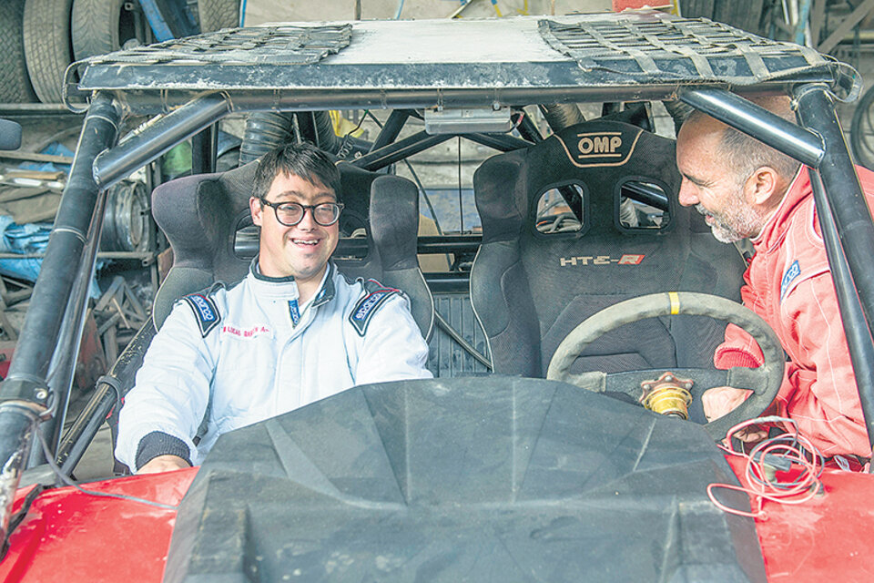 Lucas y Jacques Barrón a bordo del UTV arenero que compartirán para recorrer el desierto peruano.