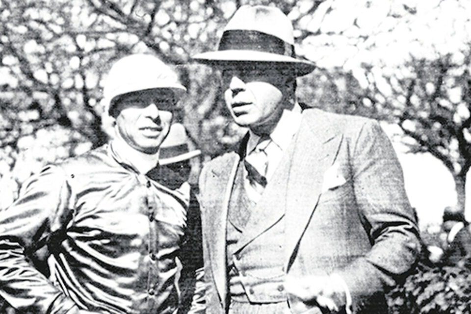 Carlos Gardel junto a jockey Irineo Leguizamo.
