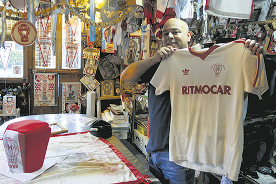 Patricio Bruno, hijo de Adriano, con la camiseta que usó Pedro Barrios. (Fuente: Sandra Cartasso)