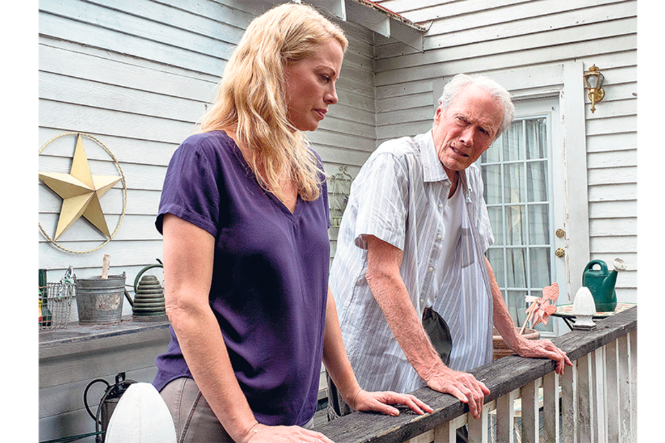 Alison Eastwood junto a su padre Clint, en una escena de La mula, su regreso como actor y director.