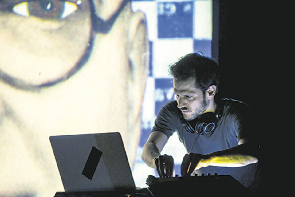 Kornfeld formó parte de Pornois, un ensamble dedicado a experimentar con música y video.