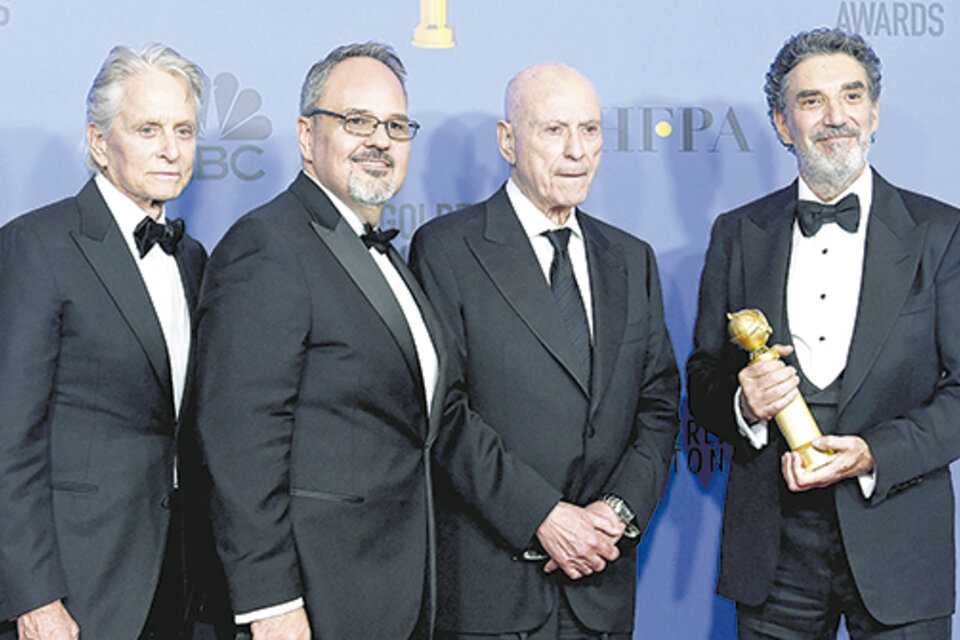 El productor Chuck Lorre y el elenco de The Kominsky Method, ganadora de dos estatuillas. (Fuente: AFP)