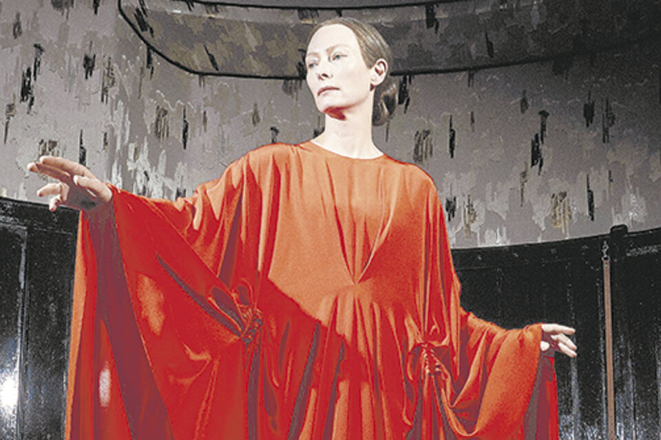 El del vestido de Tilda Swinton es uno de los pocos rojos que quedan de la película original.