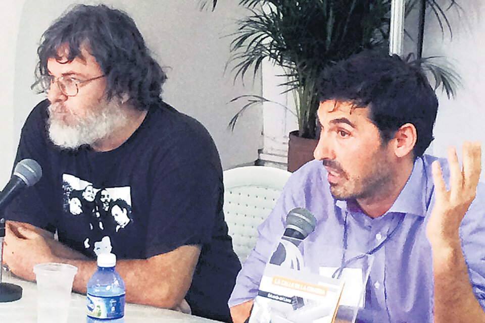Daniel Pinilla (derecha) junto al escritor Eduardo del Llano en la última FIL.