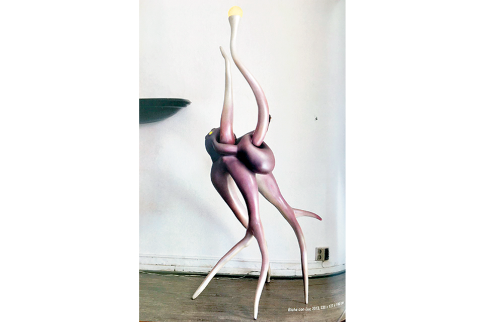 Bicha con luz, 2013, escultura de Miguel Harte.