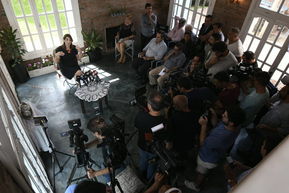Sola frente a los periodistas. Así lanzó su precandidatura a gobernadora María Eugenia Bielsa (Fuente: Sebastián Granata)