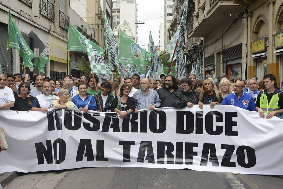 Cuadras y cuadras se congregaron detrás de la pancarta "Rosario dice no al ajuste".