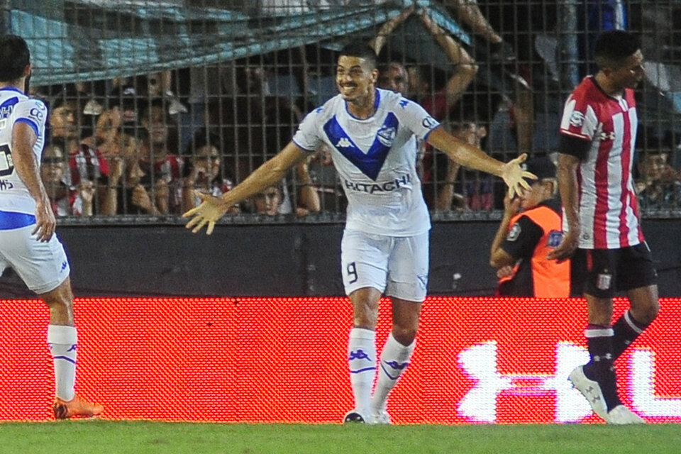 Salinas festeja con Vargas. Vélez le ganó 2-1 a Estudiantes.