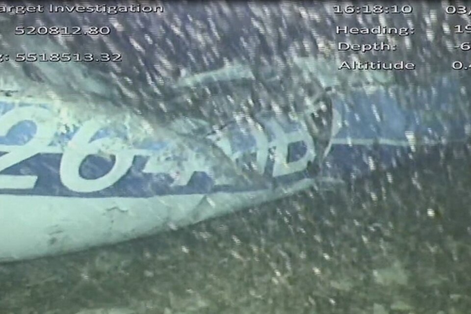 El avión se encuentra a 67 metros de profundidad. (Fuente: AFP)