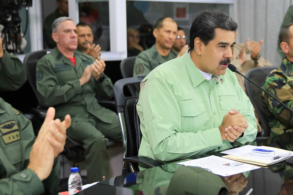 Maduro anunció el cierre de la frontera con Brasil rodeado por la plana mayor de las FF.AA., ayer, en Fuerte Tiuna, Caracas.