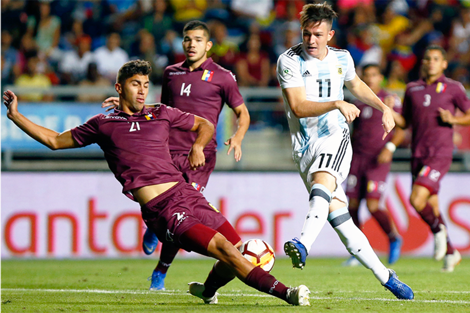 Aníbal Moreno disputa el balón con Anzola. Argentina superó a Venezuela.