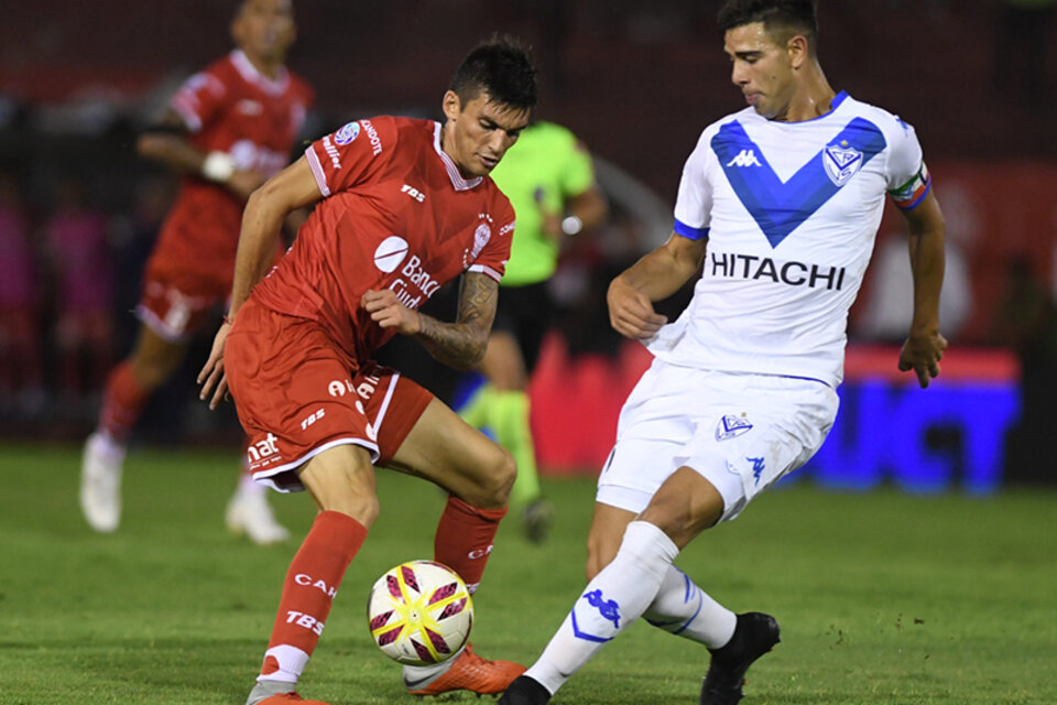 Huracán y Vélez disputaron en el Tomás Ducó un intenso partido que terminó 1-1. (Fuente: Télam)