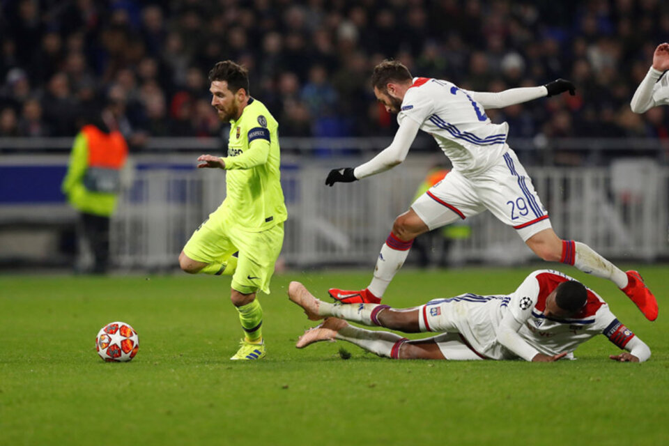 Messi avanza entre dos rivales en el partido jugado en Lyon. (Fuente: EFE)