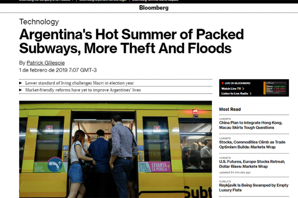 “El caluroso verano argentino de subterráneos llenos, más robos e inundaciones”, tituló Bloomberg.