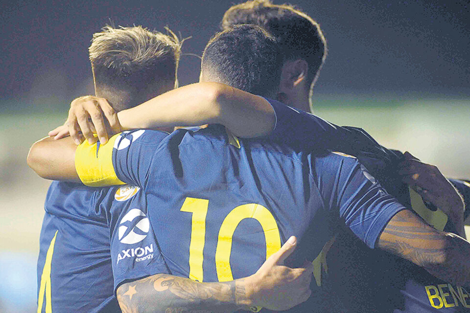 Abrazos para Tevez. El gol de Carlitos sirvió para una trabajosa victoria que también festejó Racing, por quedar como único líder de la Superliga.