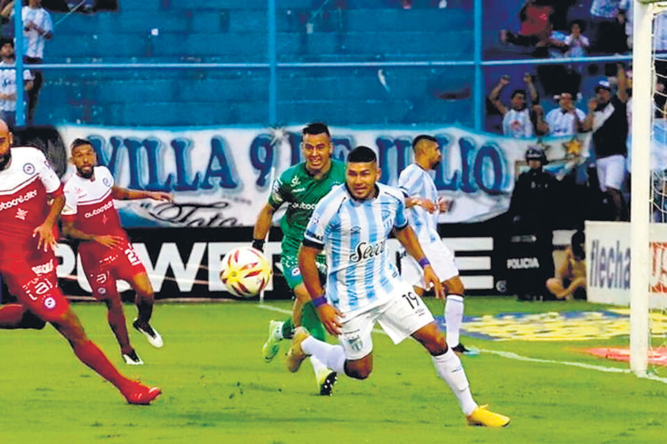 n Atlético Tucumán estuvo cerca del gol varias veces, pero no concretó ninguna.