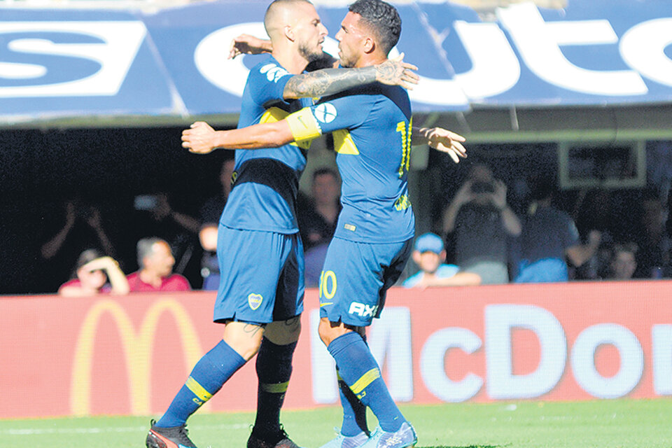Benedetto se abraza con Tevez, tras el 1-0, de penal. (Fuente: Julio Martín Mancini)