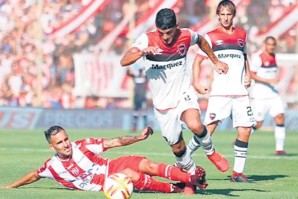 Rivero traslada la pelota ante la presión tatengue. (Fuente: Instagram Newell’s)