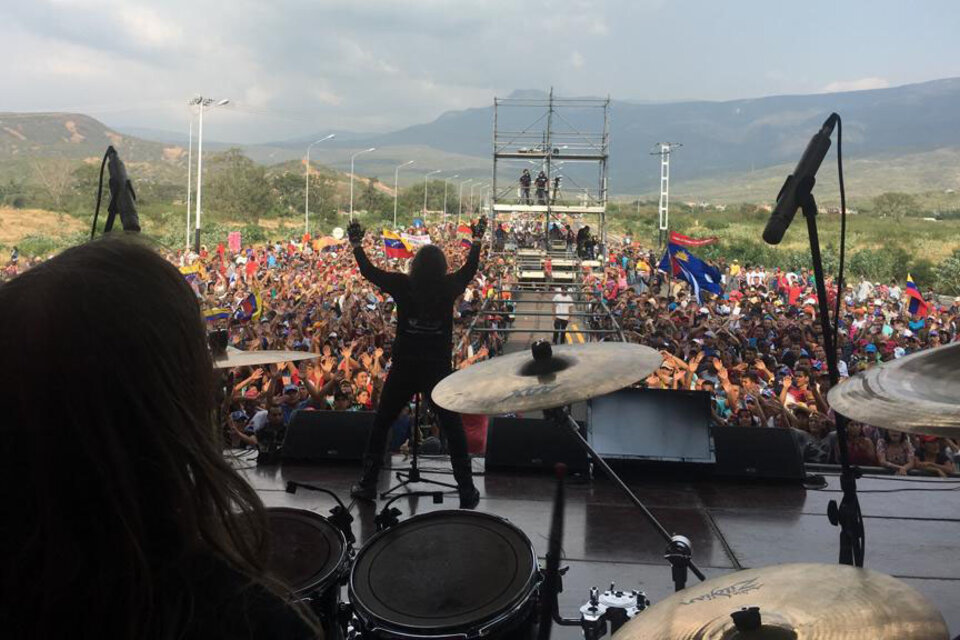 Mientras los opositores se reúnen en Colombia, los chavistas tienen su concierto en Venezuela.