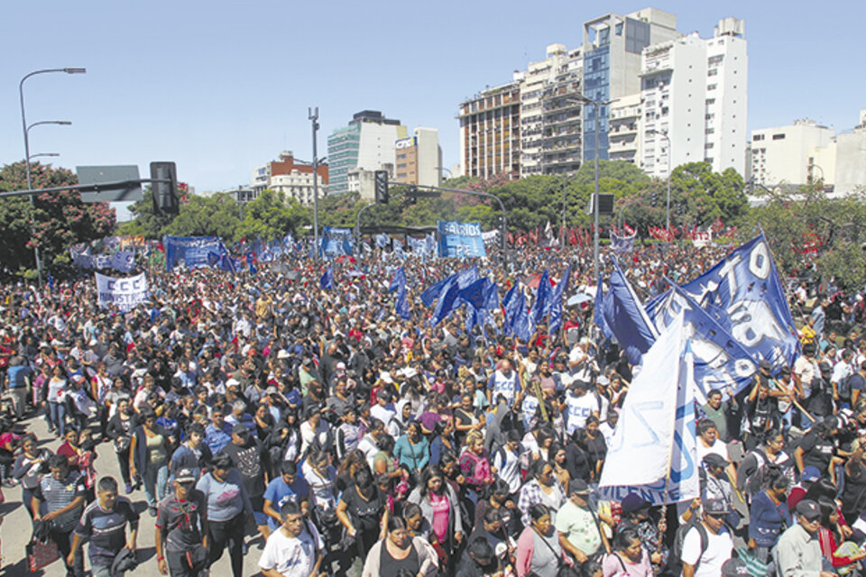 La marcha salió de tres puntos de la Ciudad de Buenos Aires y concluyó frente al ministerio. (Fuente: Bernardino Avila)