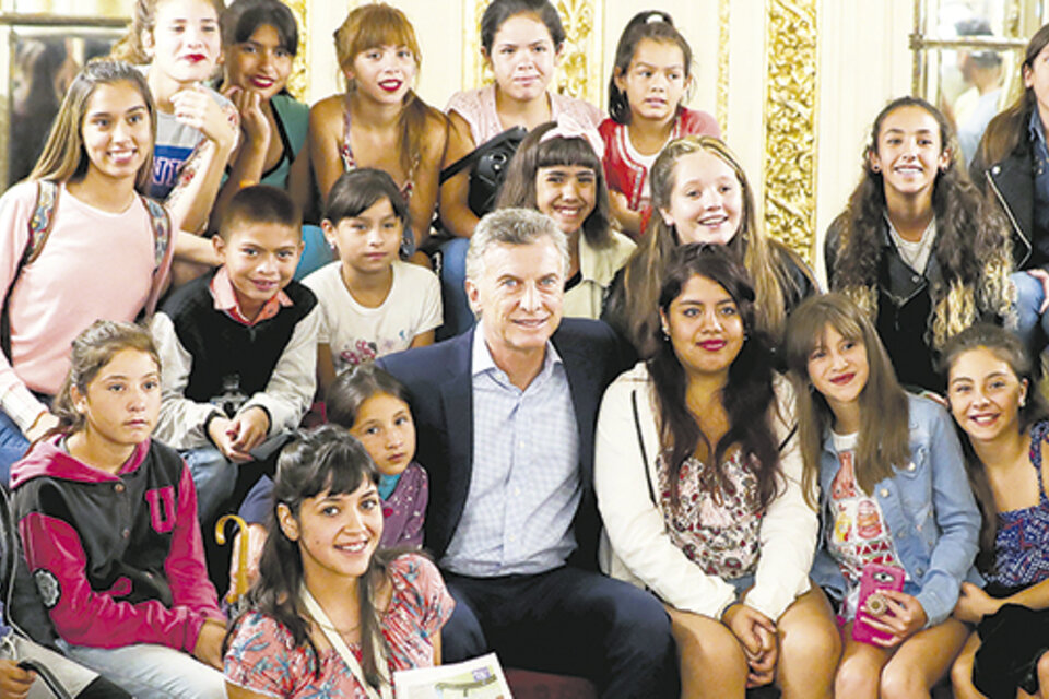Macri, con niños de un merendero de Florencio Varela, en otra imagen que busca mostrarlo humano. (Fuente: NA)