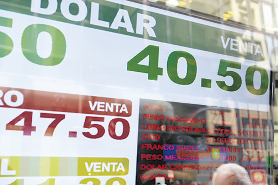 El billete verde cotizó en promedio a 40,56 pesos por unidad en las casas de cambio. (Fuente: Sandra Cartasso)