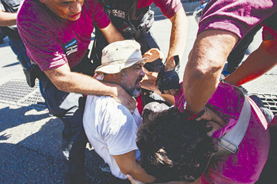 El fotoperiodista de Página/12 Bernardino Avila en el momento en que es agredido y detenido por policías de la Ciudad. (Fuente: NA)