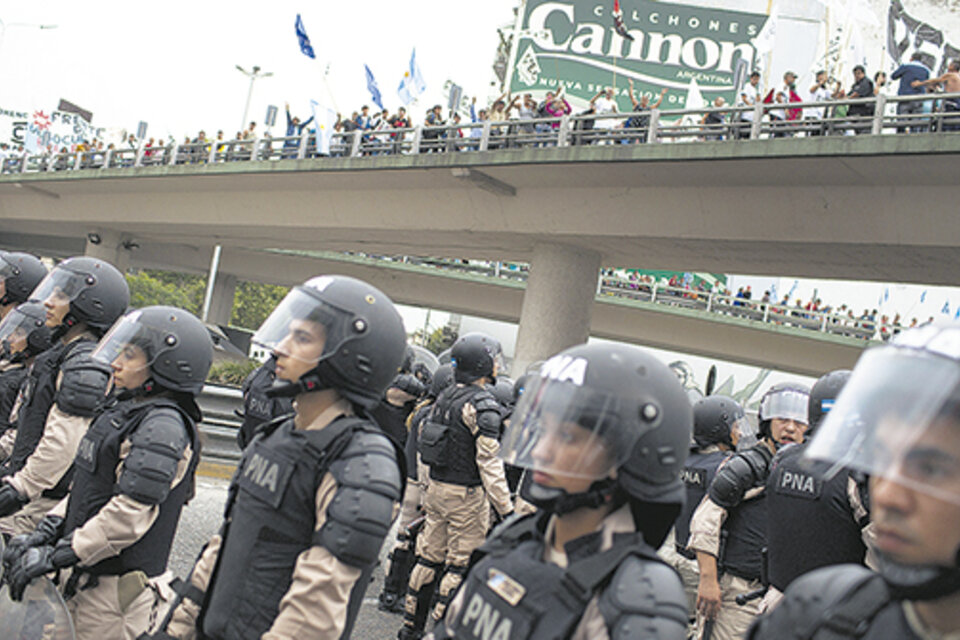 Un corte en el Puente Pueyrredón, uno de los puntos de mayor cantidad de manifestaciones de protesta. (Fuente: Joaquín Salguero)