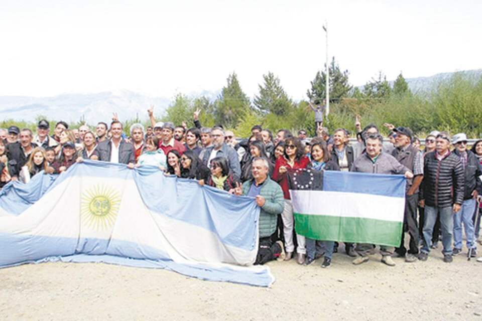 Candidatos, organizaciones sociales y vecinos marcharon por el lago Escondido.