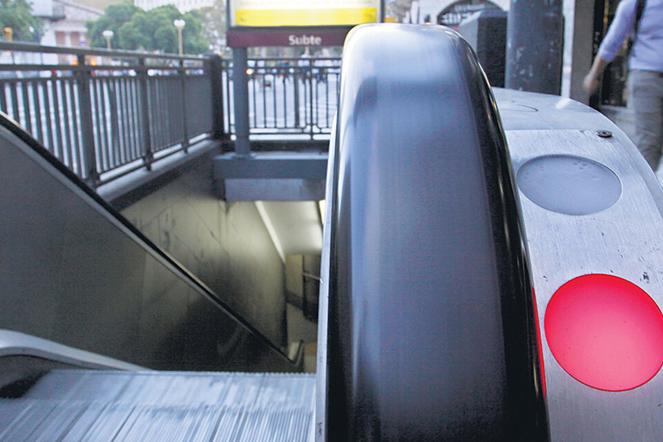 Las escaleras mecánicas no funcionan en muchas estaciones pero la gratuidad dependió del reclamo. (Fuente: DyN)