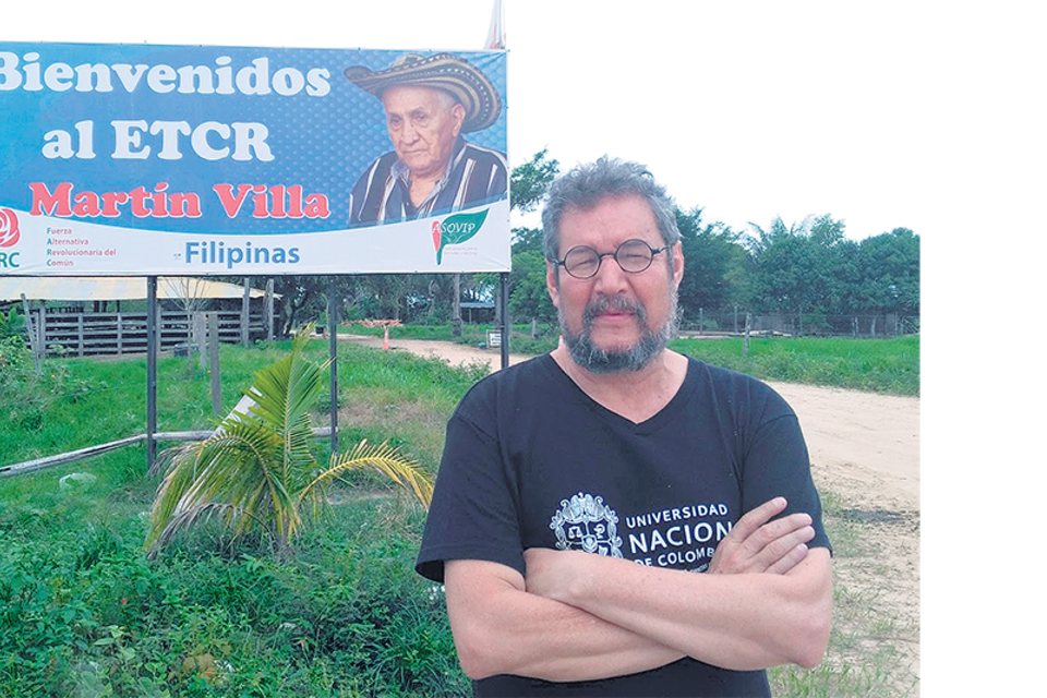 Carlos Medina Gallego en un ETCR, Espacio Territorial de Capacitación y Reincorporación destinado a la integración productiva de miembros de las FARC.