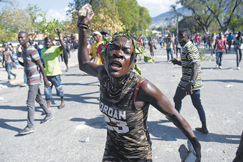 Un joven se manifiesta frente al Palacio Nacional en contra del presidente Jovenel Moise. (Fuente: EFE)