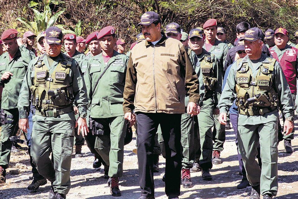 Maduro (centro) participa de ejercicios militares junto al ministro de Defensa Padrino (izq.), ayer en Caracas. (Fuente: AFP)