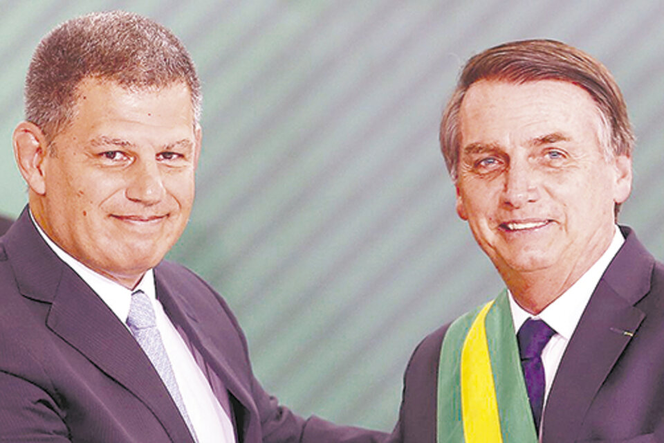 Gustavo Bebbiano, junto al presidente Bolsonaro, al asumir como secretario general de la Presidencia de Brasil. (Fuente: AFP)