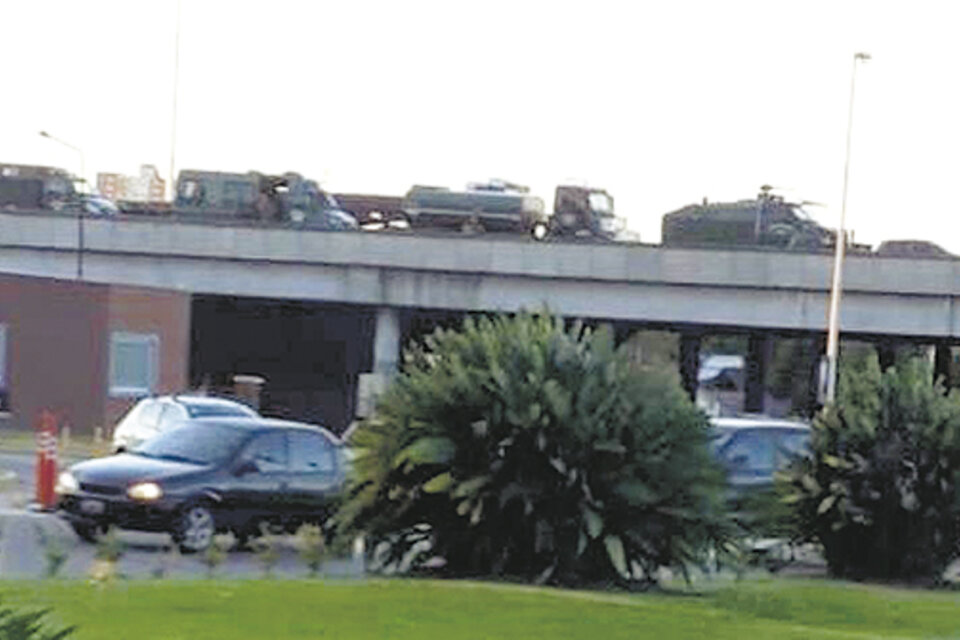 Los camiones de Gendarmería, arriba, rodeando el hospital, custodiando los despidos.